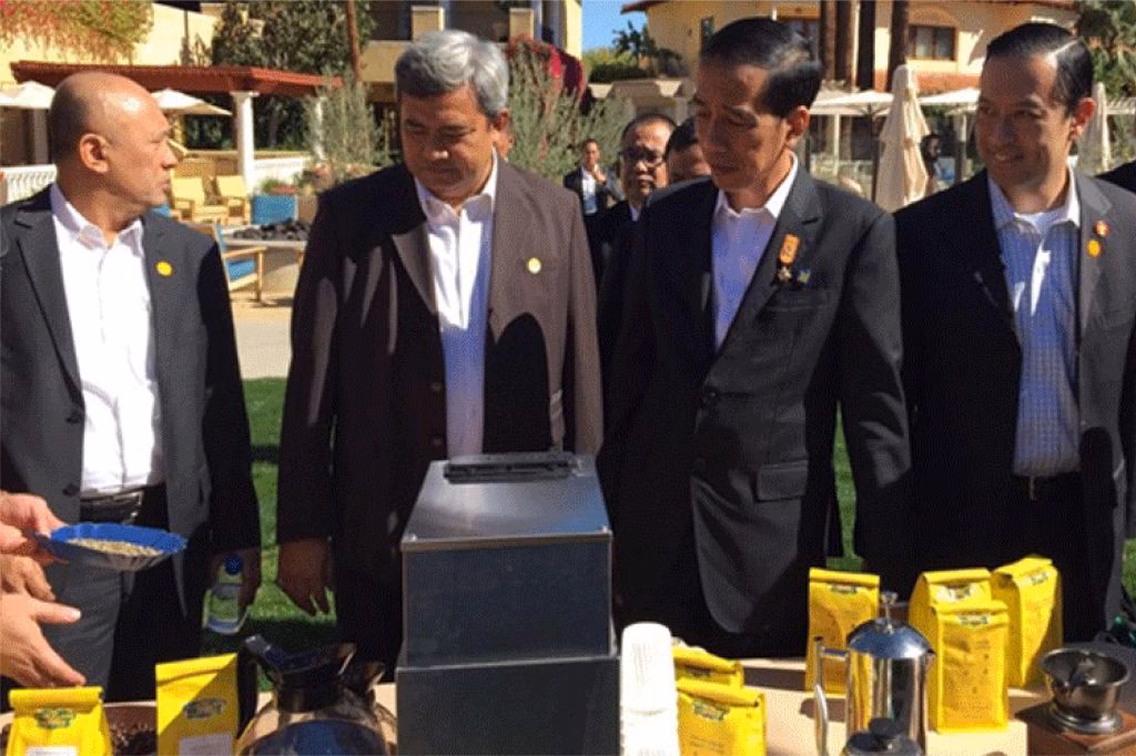 President Joko Widodo visiting the Royal Pacific Harvest exhibition booth during an Indonesian business exhibition in Washington, DC.